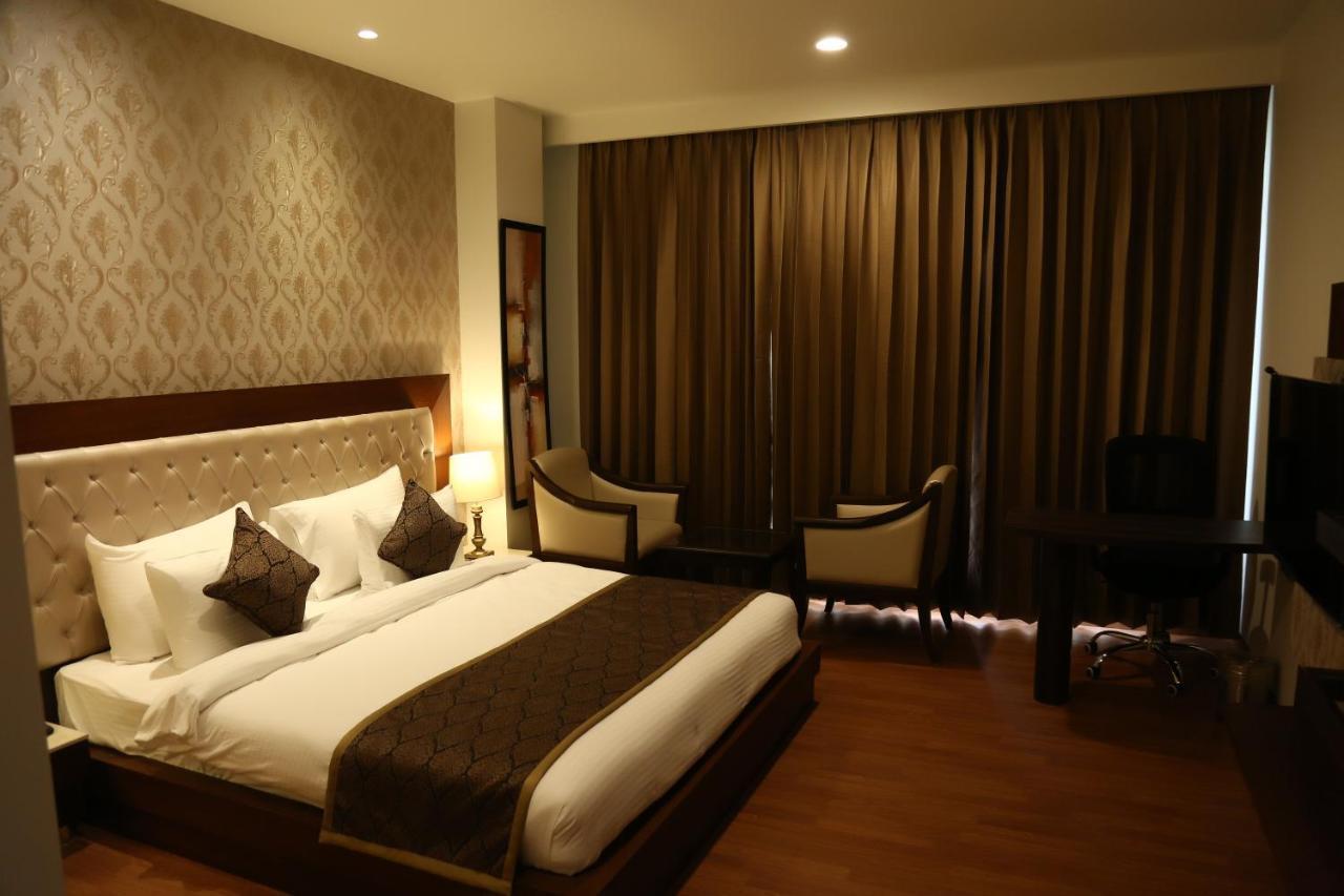 Hotel Imperia Suites Jalandhar Buitenkant foto