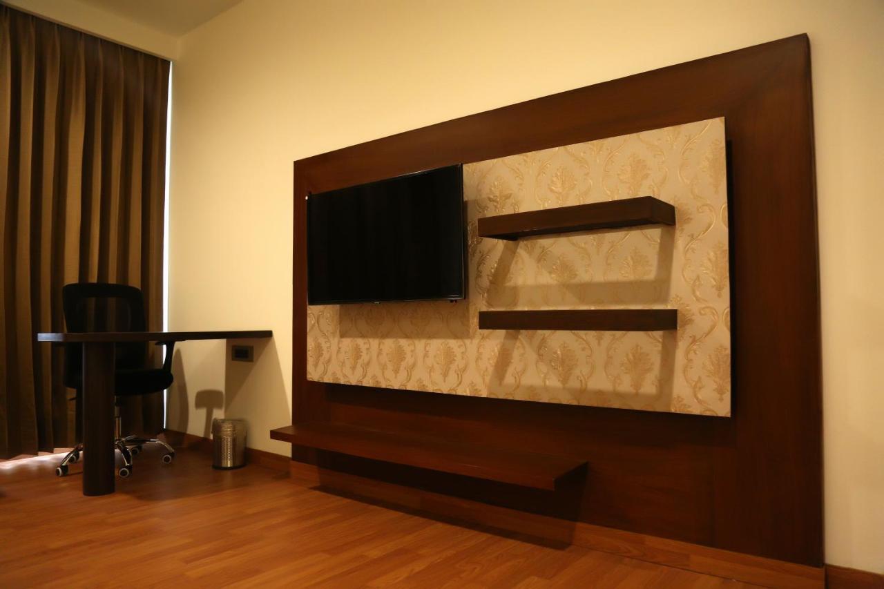 Hotel Imperia Suites Jalandhar Buitenkant foto
