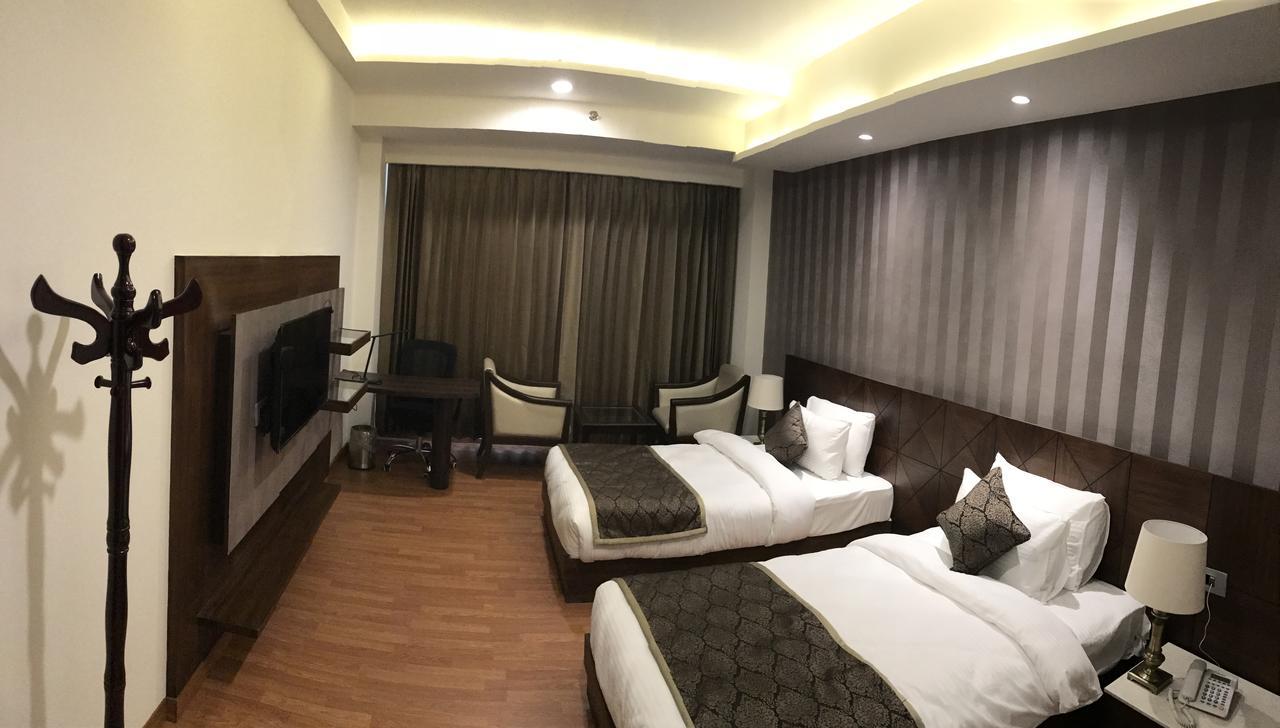 Hotel Imperia Suites Jalandhar Buitenkant foto