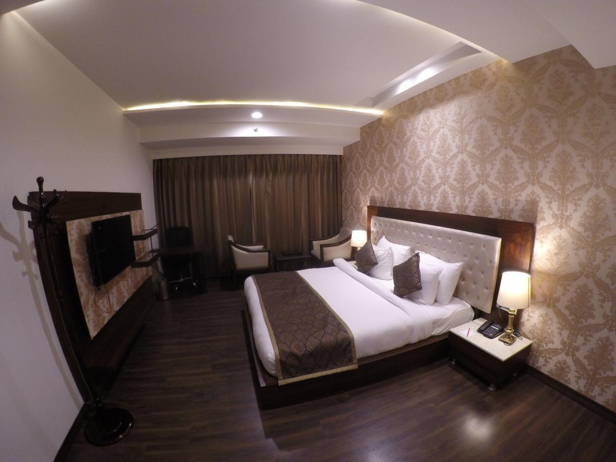 Hotel Imperia Suites Jalandhar Buitenkant foto