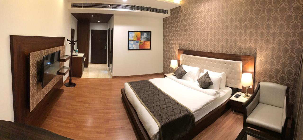 Hotel Imperia Suites Jalandhar Buitenkant foto